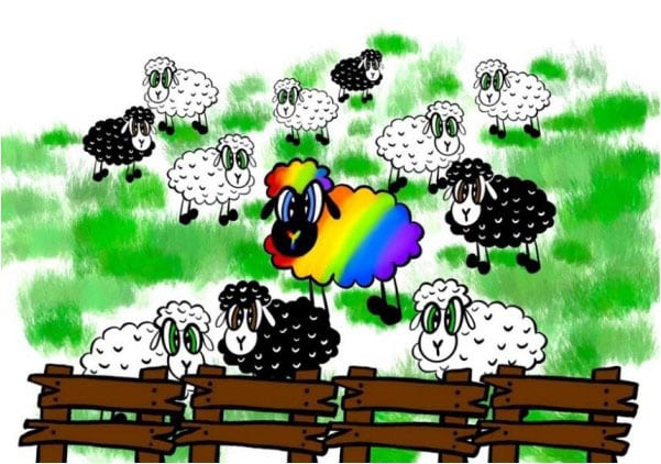 Foto von Regenbogenschaf mit anderen Schafen auf der Weide